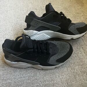 Nike Air Hurache Men’s 8.5 Black Grey